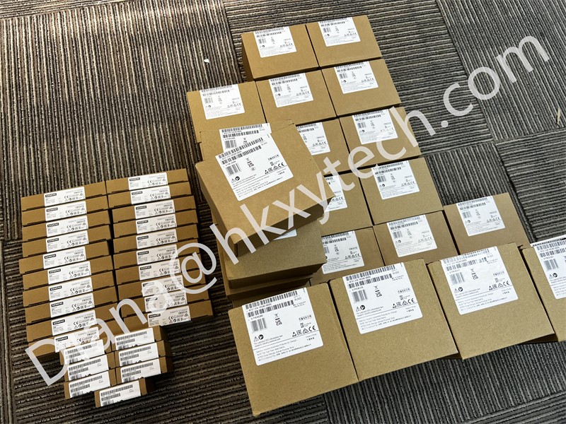 Siemens 6ES7331-7KF02-4AB1 SIMATIC S7-300 IO-Module Bundle Consisting of 6ES7331-7KF02-0AB0 and 6ES7392-1AJ00-0AA0.