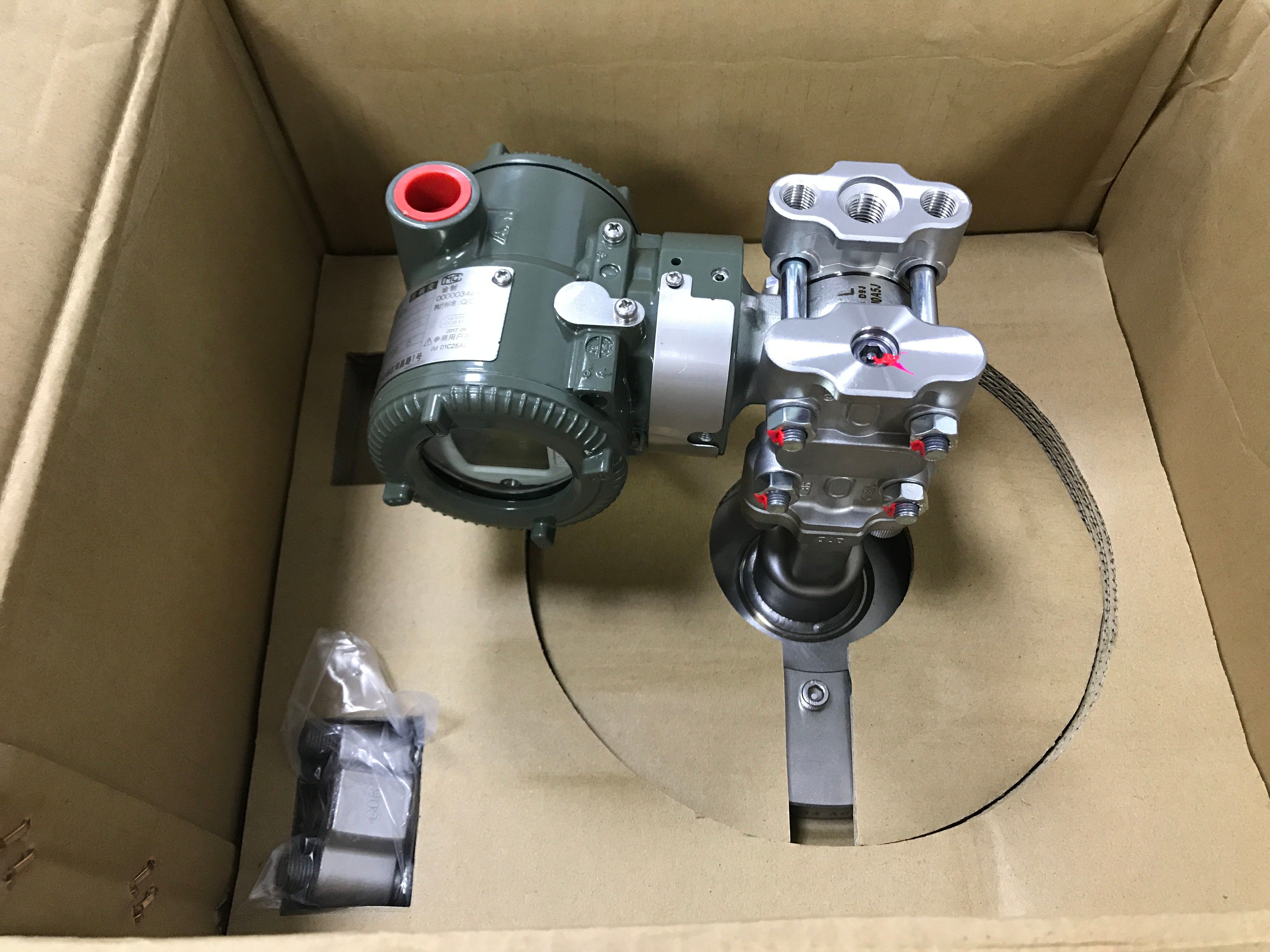 Yokogawa EJA120E Traditional-mount Differential Pressure Transmitter.